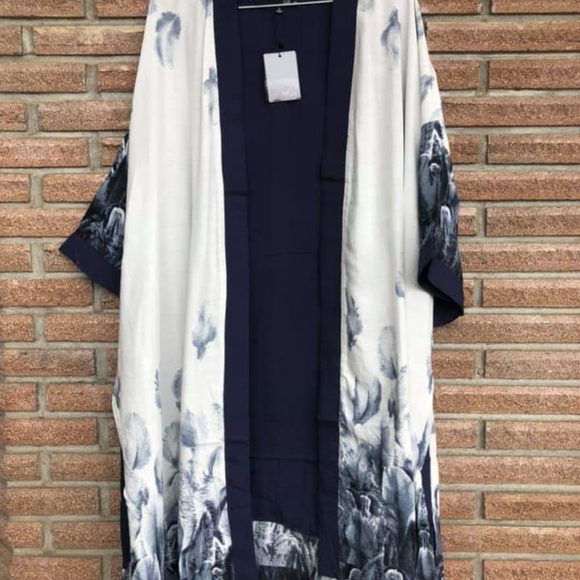 ISO this kimono. Saw in Parksville BC. Regret not - Picture 1 of 1